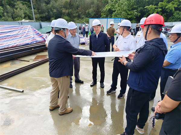 4月28日，市委常务、常务副市长任生调研新安江防洪项目建设情况，乐竞平台副总经理张高峰陪同调研。.jpg