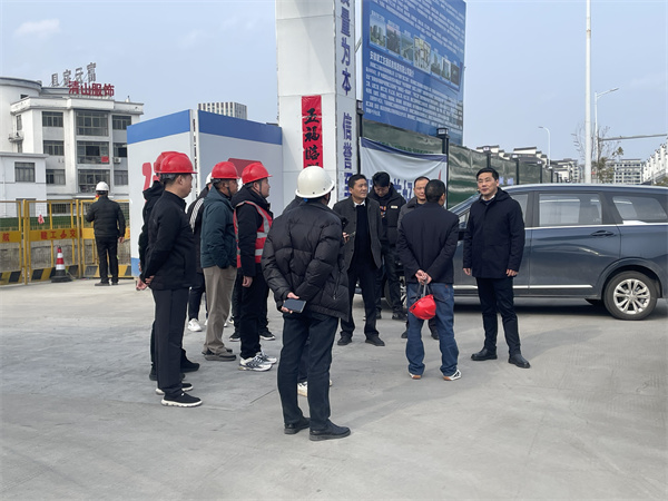2月5日，县长王奇勇带队调研新徽商创业基地一期一标段项目春节后复工复产工作，乐竞平台总经理潘楷金陪同调研。.jpg