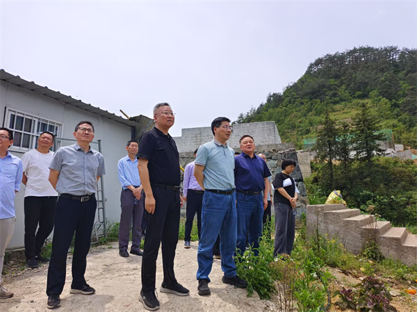 5月4日，洪董陪同王奇勇县长一行调研湖田山景区项目.jpg