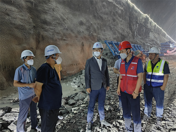 5月30日，王县长调研防洪工程隧洞进展情况，并查看下游防汛工作，集团潘总，张总陪同调研。.jpg