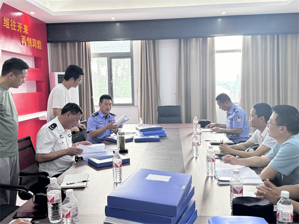 5月27日下午，副县长、县公安局长胡汉邦带队走访徽智公司，开展“爱企日”座谈交流，了解徽智公司生产经营情况，现场查看安全生产管理台账，集团潘总陪同座谈1。.jpg